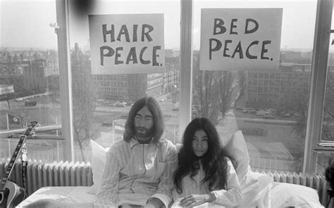  「ヨーコ・オノの「Bed-In」: PEACEな愛と、ちょっとアブナイベッドイン騒動！